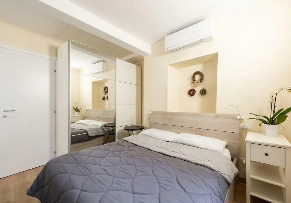 Quiet And Charming Apartment In The Centre With Air Conditioned-1