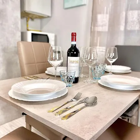 Elegant Apartment- 8 Mins Walk To Center - Free Parking-3