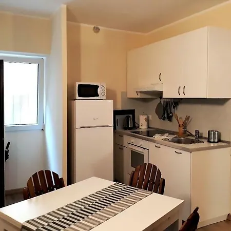 Quiet And Charming Apartment In The Centre With Air Conditioned-3